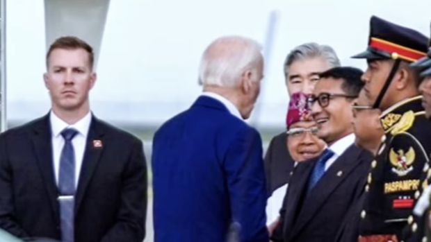 Presiden Amerika Serikat (AS) Joe Biden mengungkapkan bahwa dirinya betah tinggal di Bali.  Biden mengungkapkan hal ini kepada Menteri Pariwisata dan Ekonomi Kreatif Sandiaga Uno yang melepas kepergiannya di Bandara I Gusti Ngurah Rai, Bali, Rabu (16/11/2022). (Tangkapan Layar Instagram/@Sandiuno))