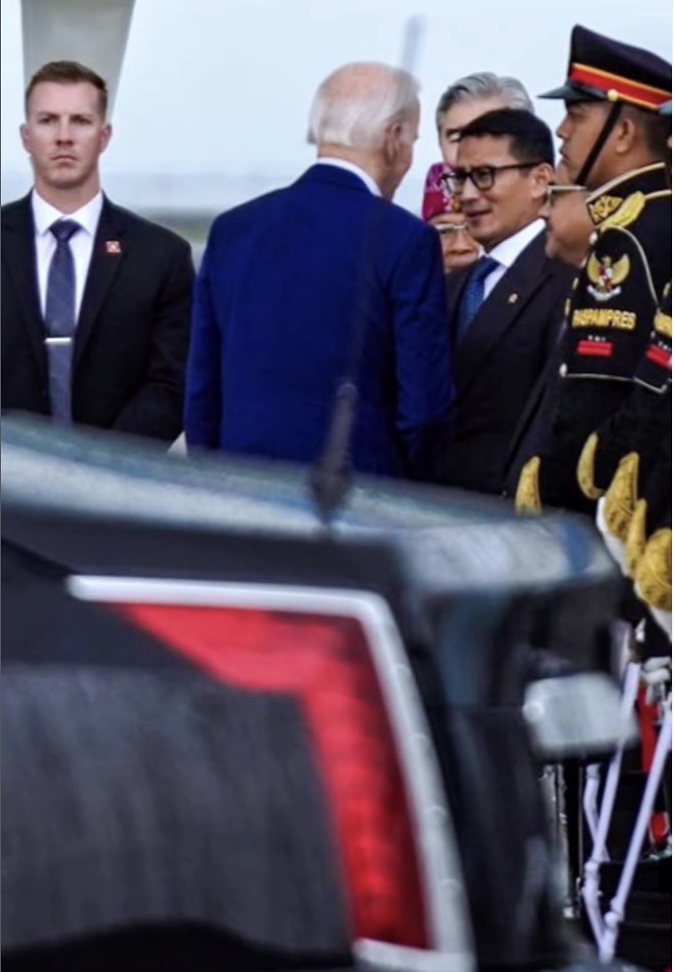 Presiden Amerika Serikat (AS) Joe Biden mengungkapkan bahwa dirinya betah tinggal di Bali.  Biden mengungkapkan hal ini kepada Menteri Pariwisata dan Ekonomi Kreatif Sandiaga Uno yang melepas kepergiannya di Bandara I Gusti Ngurah Rai, Bali, Rabu (16/11/2022). (Tangkapan Layar Instagram/@Sandiuno))