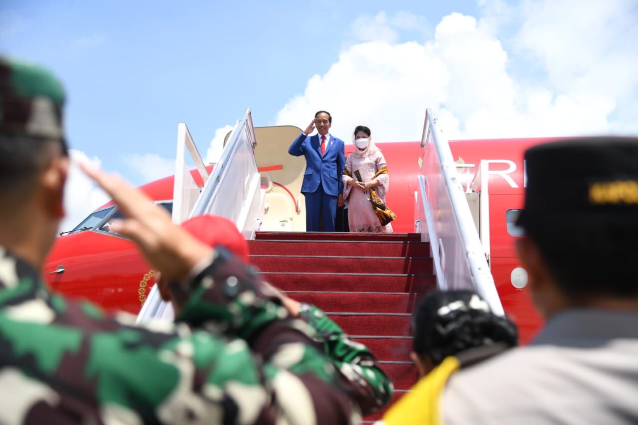 Presiden Joko Widodo dan Ibu Iriana Joko Widodo bertolak menuju Bangkok, Thailand, melalui Bandara Internasional I Gusti Ngurah Rai, Kabupaten Badung, Provinsi Bali, pada Kamis, 17 November 2022. Presiden hendak menghadiri Konferensi Tingkat Tinggi (KTT) Kerja Sama Ekonomi Asia Pasifik (APEC) tahun 2022. (Lukas - Biro Pers Sekretariat Presiden)