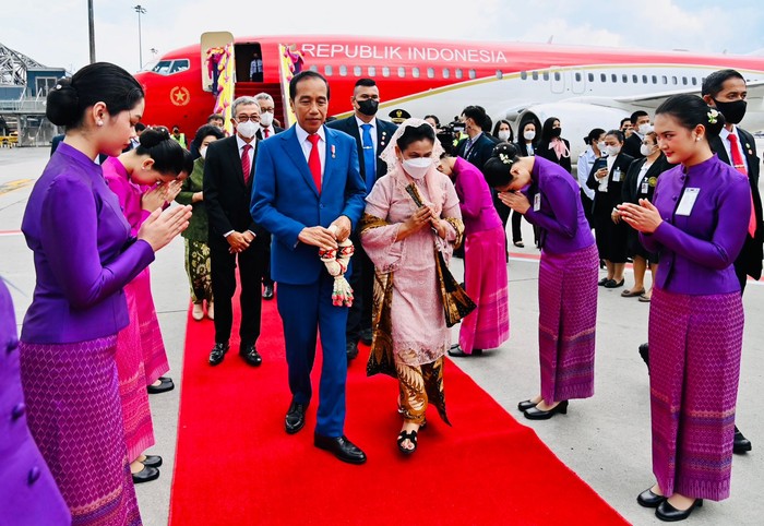 Presiden Jokowi dan Ibu Negara Iriana Joko Widodo tiba di Bandara Suvarnabhumi, Thailand untuk menghadiri KTT Kerja Sama Ekonomi Asia Pasifik (APEC). (Laily Rachev - Biro Pers Sekretariat Presiden)