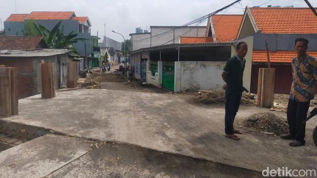 Proyek jembatan di RT2/RW4 Kelurahan Lontar, Sambikerep, Surabaya