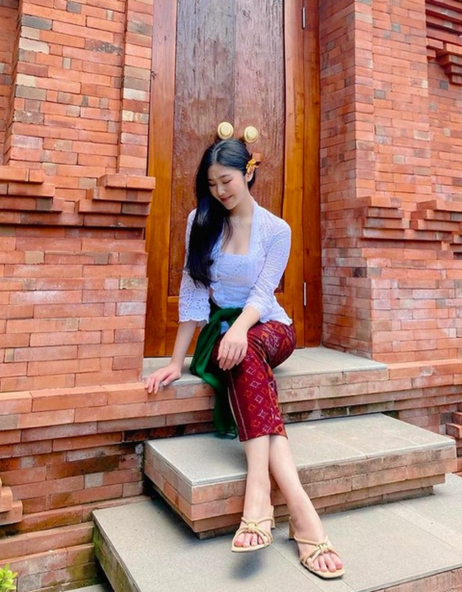 Di luar parasnya yang cantik, Ayusa juga memiliki segudang prestasi. Sarjana kedokteran Universitas Udayana ini pernah menjadi wakil Indonesia di forum internasional seperti Sunburst Youth Camp 2014 di Singapura dan International Community Development & Leadership Summit 2013 di India.  (Foto: Instagram/@ayusarasw)