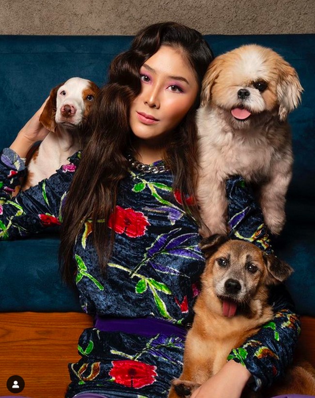 Putu Ayu Saraswati juga menaruh perhatian khusus terhadap para lansia yang mengemis di jalanan. Dia bahkan bergabung dengan komunitas Ketimbang Ngemis untuk membantu lansia dan difabel yang memilih bekerja daripada ngemis. (Foto: Instagram/@ayusarasw)