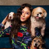 Putu Ayu Saraswati juga menaruh perhatian khusus terhadap para lansia yang mengemis di jalanan. Dia bahkan bergabung dengan komunitas Ketimbang Ngemis untuk membantu lansia dan difabel yang memilih bekerja daripada ngemis. (Foto: Instagram/@ayusarasw)