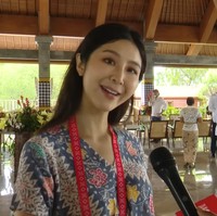 Tentu pengalaman bertemu pemimpin negara anggota G20 tidak akan dilupakannya. Very happy and very very honored. Ngerasa beruntung banget karena kapan lagi bisa jalan bersama dengan para world leaders then having them really listen to what the youth has to say, I think its great honor, tutur Putu Ayu Saraswati. Ia juga sempat berinteraksi dengan Presiden AS Joe Biden yang mengomentari kualitas pengeras suara saat acara berlangsung. (Foto: Youtube Sekretariat Presiden)