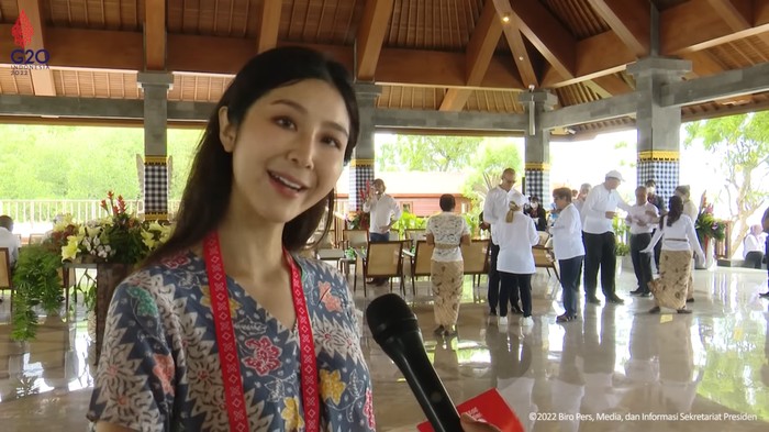 Putu Ayu Saraswati Pemandu Tur KTT G20 (Dok Youtube Sekretariat Presiden) Putu Ayu Saraswati Pemandu Tur KTT G20 (Dok Youtube Sekretariat Presiden)