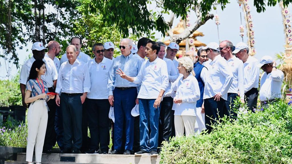 5 Foto Putu Ayu Saraswati Memandu Biden hingga Macron di Tahura Bali
