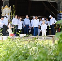 I was very nervous actually, I want to show you something. Aku sampai tulis tanda senyum, karena saking takut jadi nervous, lupa senyum, ujar Ayusa di YouTube Sekretariat Presiden sambil menunjukkan secarik kertas contekan panduan acara. (Foto: Lailly Rachev - Biro Pers Sekretariat Presiden)