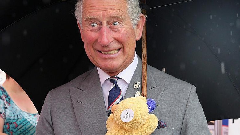 Raja Charles III memegang boneka teddy bear