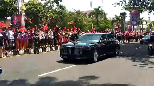 Ratusan warga melepas kepulangan Presidensi Xi Jinping ke China, usai menghadiri KTT G20 di Bali, Kamis (17/11/2022).