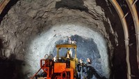 Ada tiga terowongan yang dikerjakan DAHANA, terdiri dari terowongan pengelak yang memiliki diameter 7 meter, panjang 370 meter, dan volume 22.000 BCM, dan progresnya sudah selesai 100%. Foto: Dok. DAHANA