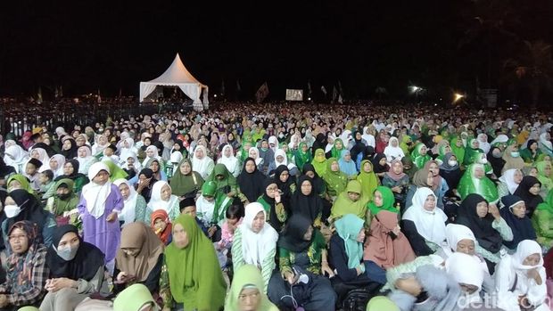 Ribuan jemaah NU Berselawat memadati Taman Lumbini, Candi Borobudur, Magelang, Kamis (17/11/2022).