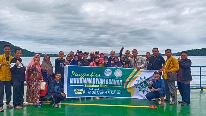 Rombongan warga Muhammadiyah Asahan ketika diperjalanan menuju arena Muktamar ke-48 di Solo, Jawa Tengah. (Foto: Istimewa)