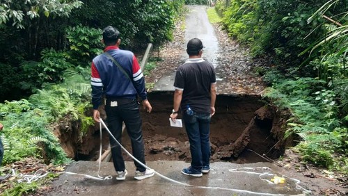 Ruas jalan penghubung Muntig-Sukaluwih, Karangasem, Bali, jebol akibat diguyur hujan deras, Rabu (16/11/2022).