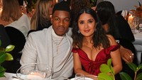 Dalam acara tersebut Salma Hayek duduk bersebelahan dengan John Boyega. Dave Benett/Getty Images/David M. Benett