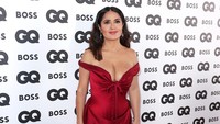 Ia tampak memamerkan bahu seksinya lewat dress tersebut. Dave Benett/Getty Images/David M. Benett