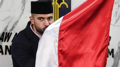 Lihat Lagi Momen Sandy Walsh-Jordi Amat jadi WNI dan Cium Merah Putih