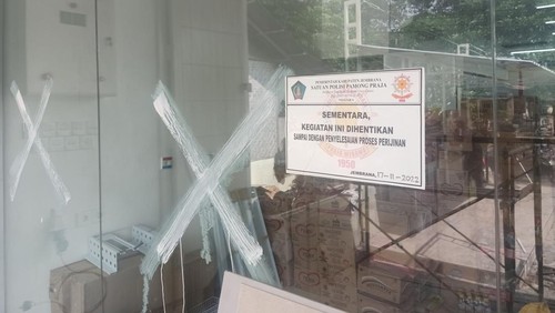 Satpol PP Jembrana menyegel pembangunan salah satu toko modern berjaringan di Jalan Ngurah Rai, Kecamatan Jembrana, Kabupaten Jembrana, Bali, Kamis (17/11/2022).