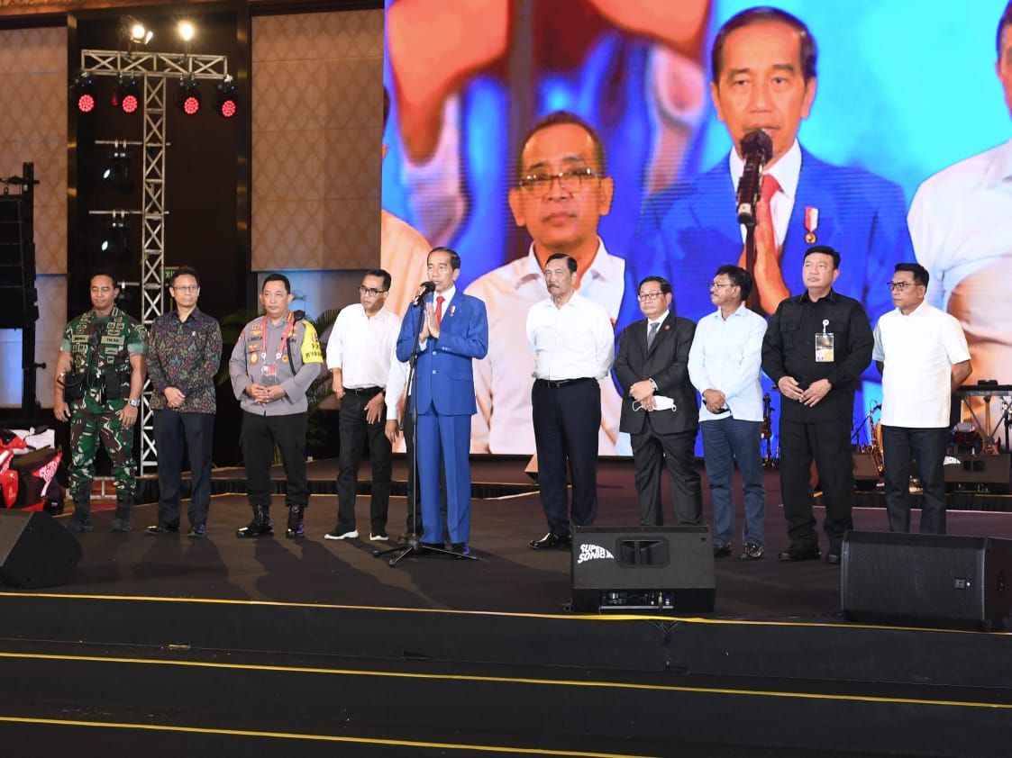 Sebelum bertolak menuju Bangkok, Thailand, Presiden Joko Widodo dan Ibu Iriana Joko Widodo menghadiri Syukuran Panitia Nasional Pelaksanaan G20 Tahun 2022, yang digelar di Bali Nusa Dua Convention Center, pada Kamis, 17 November 2022. Dalam sambutannya, Kepala Negara menyampaikan apresiasi kepada semua pihak yang telah ikut serta menyukseskan pelaksanaan Konferensi Tingkat Tinggi (KTT) G20 di Bali. (Kris - Biro Pers Sekretariat Presiden)