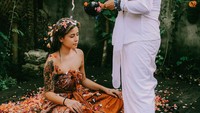 Influencer Karin Novilda baru-baru ini melakukan ritual melukat di Ubud, Bali. Ia tampak menangis saat prosesi itu berlangsung. (Foto: Instagram @narinkovilda)