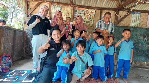 Sumadi Azhar (34) tetap semangat mengajar murid-muridnya di PAUD Al Hijrah, Mangkung, Kecamatan Praya Barat, Lombok Tengah, meskipun dengan kondisi terbatas.