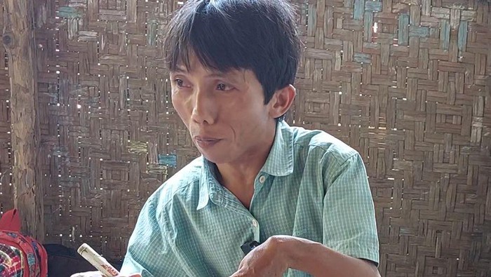 Sumadi Azhar (34) tetap semangat mengajar murid-muridnya di PAUD Al Hijrah, Mangkung, Lombok Tengah, meskipun dengan kondisi terbatas. Yuk, bantu Pak Sumadi.