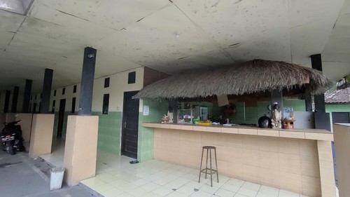 Seorang polisi berinisial FNS (22) tewas gegara cekcok dengan wanita yang diduga menawarkan layanan seks via aplikasi MiChat. Polisi itu tewas di Hotel Permata Dana di Jalan Pidada V, Kelurahan Ubung, Kecamatan Denpasar Utara, Kota Denpasar, Bali, Rabu, (16/11/2022). detikBali sempat melakukan pengecekan di tempat kejadian perkara (TKP) kasus dugaan penganiyaan yang berujung menghilangkan nyawa tersebut. detikBali tiba di sana sekitar pukul 15.15 Wita. Foto: I Wayan Sui Suadnyana