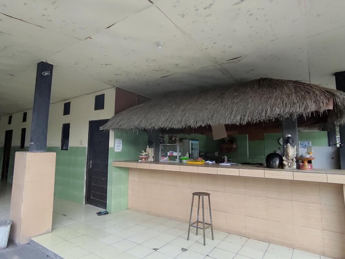 Seorang polisi berinisial FNS (22) tewas gegara cekcok dengan wanita yang diduga menawarkan layanan seks via aplikasi MiChat. Polisi itu tewas di Hotel Permata Dana di Jalan Pidada V, Kelurahan Ubung, Kecamatan Denpasar Utara, Kota Denpasar, Bali, Rabu, (16/11/2022). detikBali sempat melakukan pengecekan di tempat kejadian perkara (TKP) kasus dugaan penganiyaan yang berujung menghilangkan nyawa tersebut. detikBali tiba di sana sekitar pukul 15.15 Wita. Foto: I Wayan Sui Suadnyana
