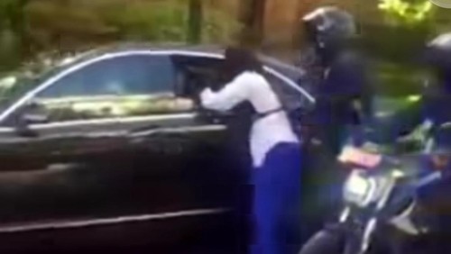 Seorang wanita menorobos iring-iringan Presiden Joko Widodo di Jalan Thamrin, Denpasar, Kamis (17/11/2022).