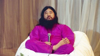 Pemimpin kultus apokaliptik Jepang, Shoko Asahara dengan nama asli Chizuo Matsumoto, berusia 63 tahun, digantung pada tahun 2018. Dia adalah pendiri agama baru berbahaya, Aum Shinrikyo yang punya banyak anggota. Foto: Sygma via Getty Images/Georges DeKeerle