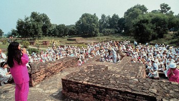 Menilik sejarahnya, Aum Shinrikyo adalah agama baru yang didirikan Februari 1984 oleh Asahara, mencampuradukkan sains, Budha, okultisme, agama timur dan teologi zaman baru. Foto: Sygma via Getty Images/Georges DeKeerle