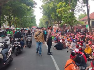 Pendukung Bechi Penuhi Jalan Jelang Vonis Kasus Pemerkosaan, Lalin Macet