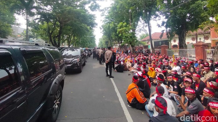 sidang mas bechi di depan pn diwarnai doa bersama pendukungnya