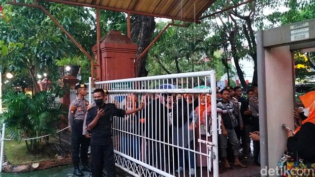 Simpatisan Mas Bechi masih bertahan di depan gerbang PN Surabaya