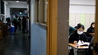Seorang siswa menunggu dimulainya ujian masuk perguruan tinggi tahunan di aula ujian di Seoul pada 17 November 2022. Foto: POOL/AFP via Getty Images/HEO RAN