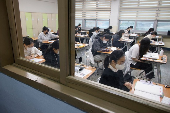 Students wait for the start of the annual college entrance examinations at an exam hall in Seoul on November 17, 2022. (Photo by HEO RAN / POOL / AFP) (Photo by HEO RAN/POOL/AFP via Getty Images)
