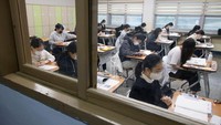 Siswa menunggu dimulainya ujian masuk perguruan tinggi tahunan di aula ujian di Seoul pada 17 November 2022. Foto: POOL/AFP via Getty Images/HEO RAN