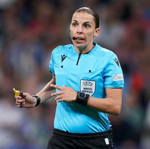 5 Fakta Stephanie Frappart, Wasit Wanita Cetak Sejarah di Piala Dunia 2022 5 Fakta Stephanie Frappart, Wasit Wanita Cetak Sejarah di Piala Dunia 2022