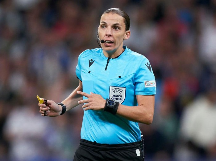Sosok 6 Wasit Wanita di Piala Dunia 2022 Qatar MADRID, SPAIN - NOVEMBER 02: Referee Stephanie Frappart looks on during the UEFA Champions League group F match between Real Madrid and Celtic FC at Estadio Santiago Bernabeu on November 02, 2022 in Madrid, Spain. (Photo by Mateo Villalba/Quality Sport Images/Getty Images)