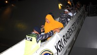 Penumpang kapal Mutiara Timur 1 turun dari KRI Raden Eddy Martadinata-331 di Pelabuhan Tanjungwangi, Banyuwangi, Jawa Timur, Kamis (17/10/2022). Kapal tersebut terbakar saat berada di Perairan Bali.