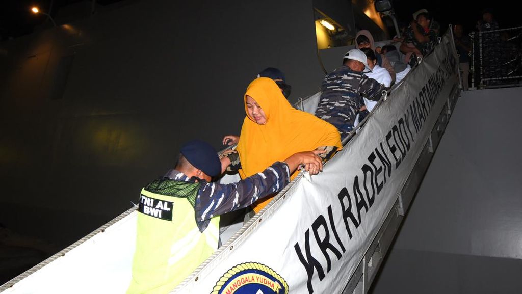 Proses Evakuasi Penumpang Kapal Terbakar di Perairan Bali