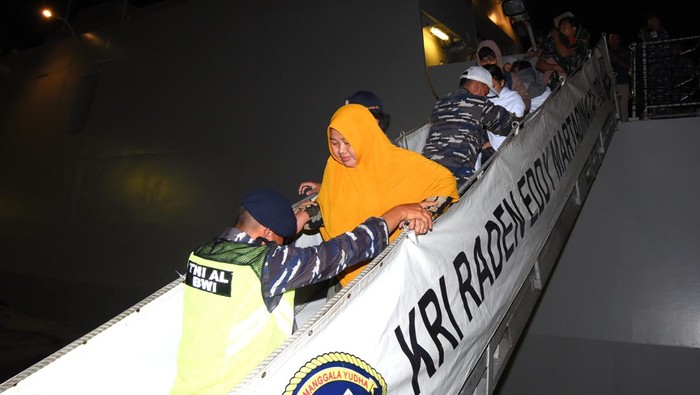 Prajurit TNI AL membantu korban kapal terbakar turun dari KRI Raden Eddy Martadinata-331 di Pelabuhan Tanjungwangi, Banyuwangi, Jawa Timur, Kamis (17/10/2022). Sebanyak 230 korban kapal Mutiara Timur 1 yang terbakar di Perairan Bali, dievakuasi ke Pelabuhan Tanjungwangi menggunakan KRI REM-331, KAL Kadet 6, dan Kadet 7. ANTARA FOTO/Inol/hp.