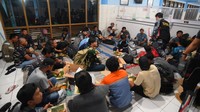 Penumpang kapal yang terbakar berkumpul di Terminal Pelabuhan Tanjungwangi, Banyuwangi, Jawa Timur.