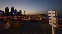 Fasilitas yang disediakan meliputi sofa pantai yang empuk dengan dilengkapi kanopi dedaunan yang mebuatnya semakin teduh. 