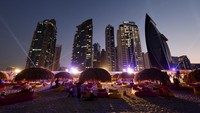 Pantai dengan latar belakang gedung pencakar langit Kota Doha ini menawarkan keindahan pasir putihnya. 