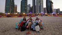 Berbagai fasilitas yang disediakan di pantai tersebut tampak memanjakan para wisatawan yang sedang menikmati waktu liburan sembari menunggu pembukaan Piala Dunia 2022 Qatar pada 20 November mendatang. 