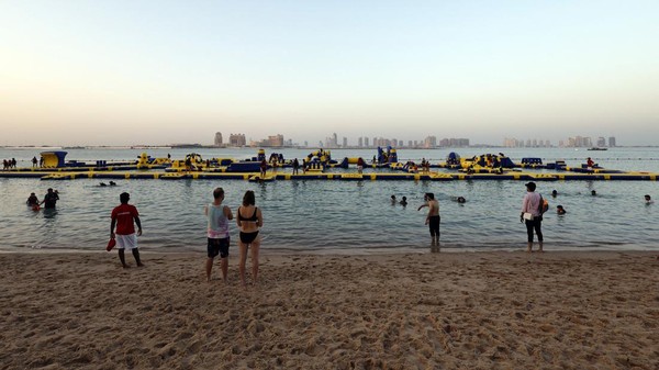 Sejumlah tempat wisata di pesisir pantai Kota Doha mulai ramai wisatawan lokal maupun asing menjelang pembukaan Piala Dunia 2022 yang tinggal menghitung hari. 