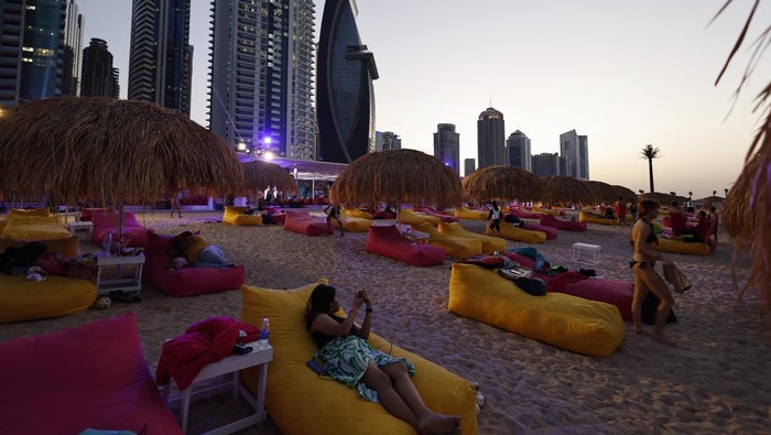 Soccer Football - FIFA World Cup Qatar 2022 - Opening of West Bay Beach, B12 Beach Club and Doha Sands Beach Club - Doha, Qatar - November 16, 2022 Women pose for a picture on the beach ahead of the World Cup REUTERS/Hamad I Mohammed