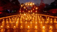 Adapula instalasi bak lilin-lilin kecil yang didekorasi sedemikian rupa.