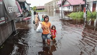 Akibat peristiwa ini, 17 kelurahan di empat kecamatan di Kota Palangka Raya terendam banjir setinggi 30 hingga 60 centimeter sejak Senin (14/11/2022).
